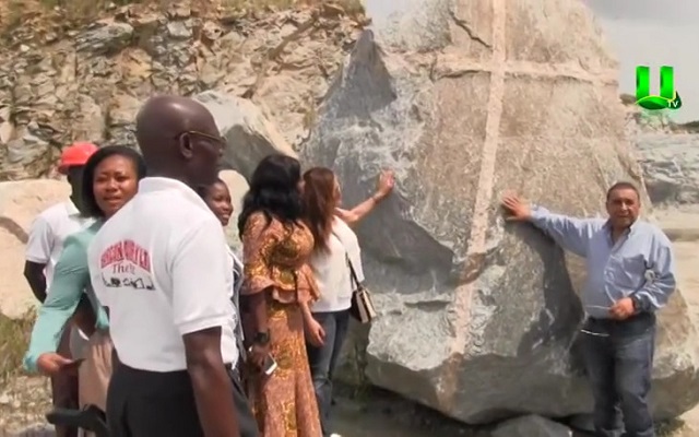 A mystrious granite stone with a design of a cross and three lines of ropes has been discovered at Gomoa-Ojobi in the Central Region in Ghana.